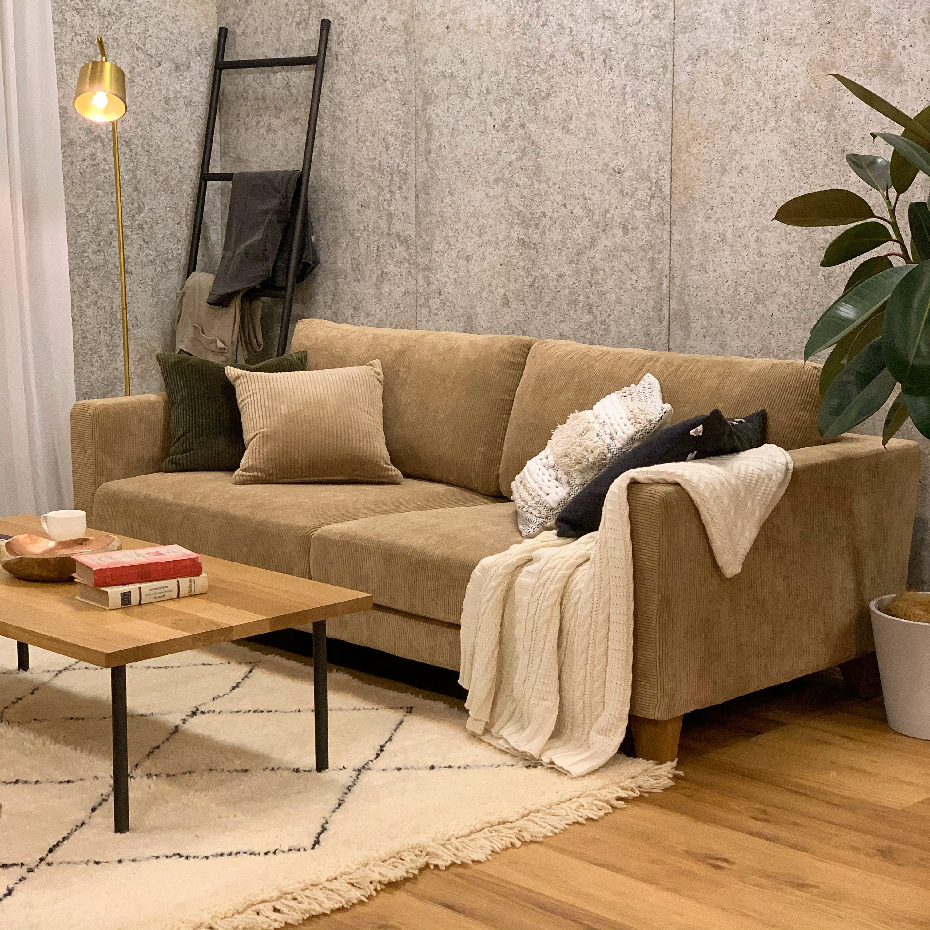 暮らしの軸になる、整うソファ。 ― BEACH FURNITURE|BAY SOFA 83(コーデュロイ/キャメル)