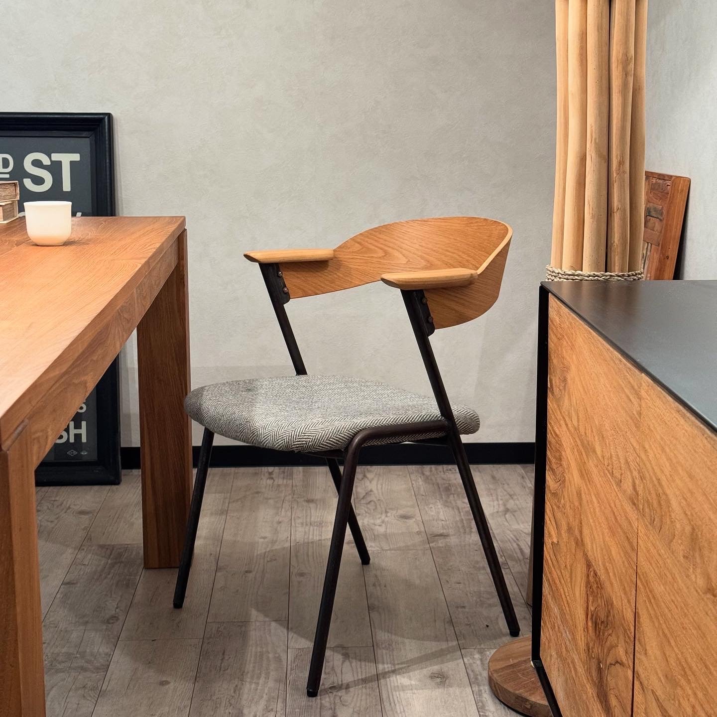 心がほどける午後。 「danis short arm chair」で整える、やさしい時間