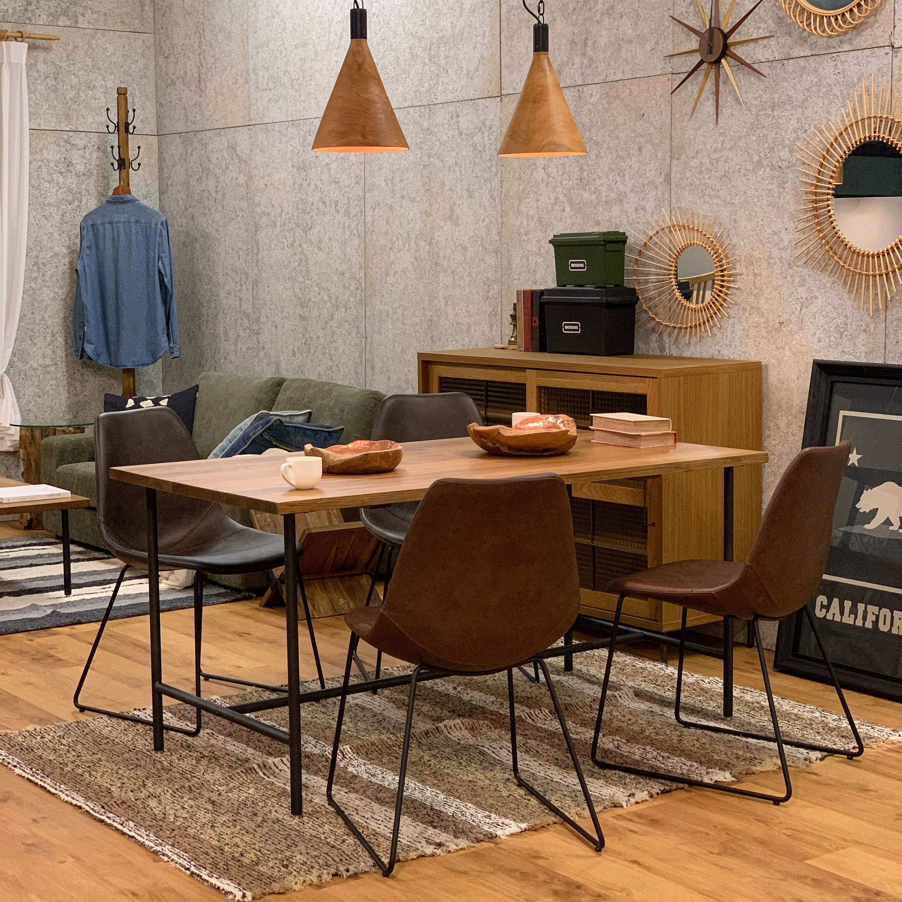 空間に、芯を置くという選択 BEACH FURNITUREのBYRON DINING TABLE 1500(MBR)