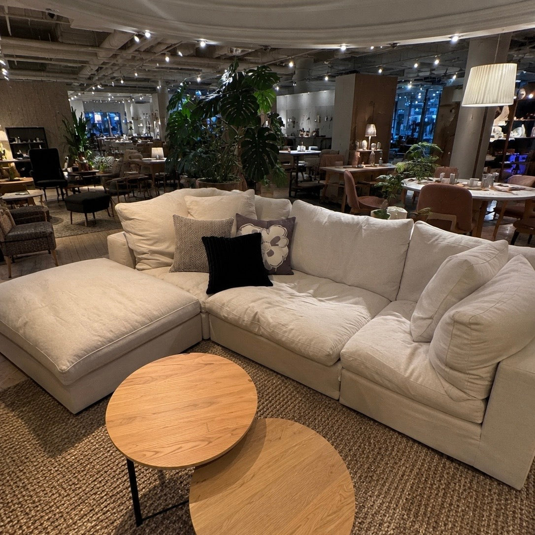 HALO LUSCIOUS SECTIONAL SOFAのL字全体と、カウチや丸テーブルを合わせたショールーム展示