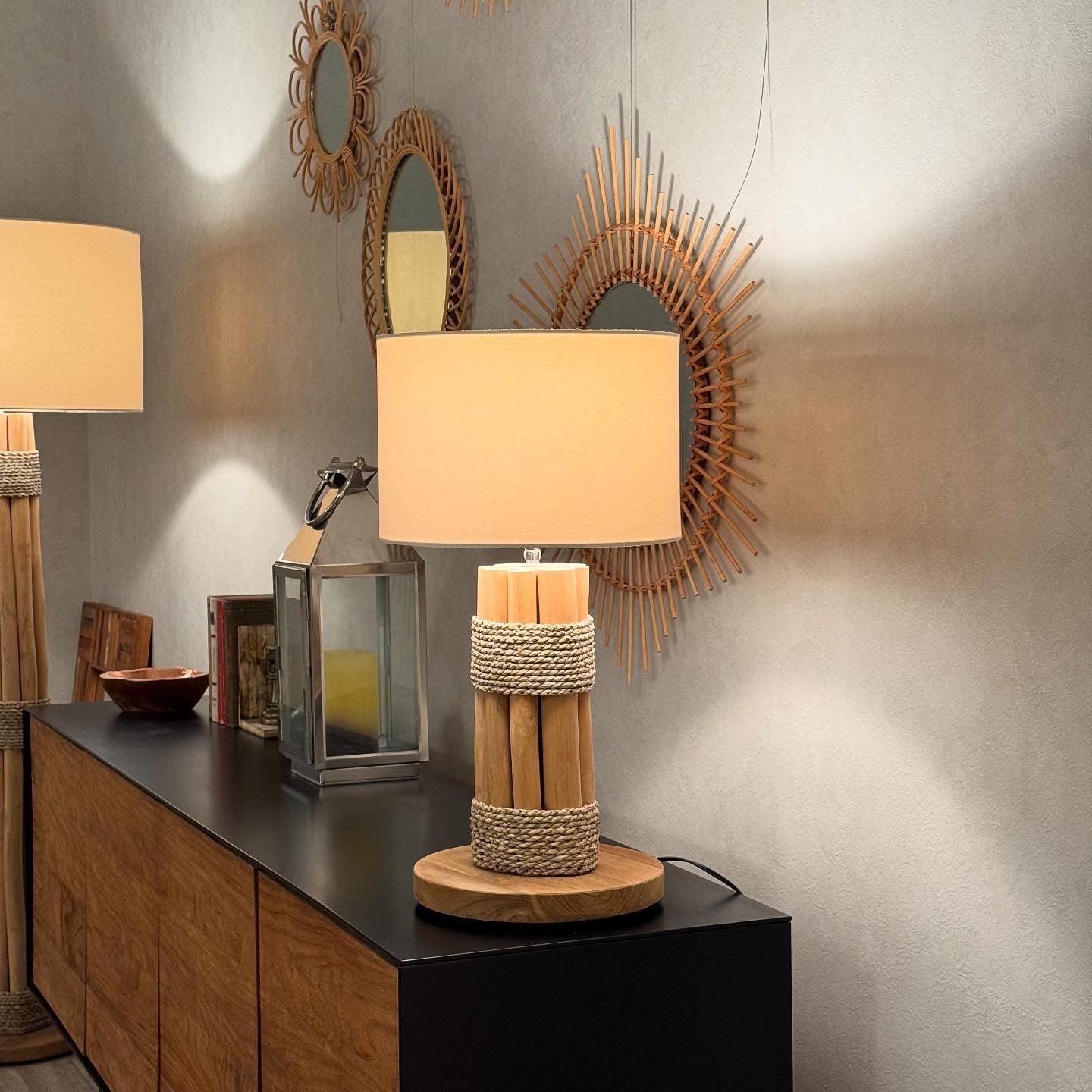 灯りで整う、くつろぎのリゾート空間。「TRUNK TABLE LAMP」