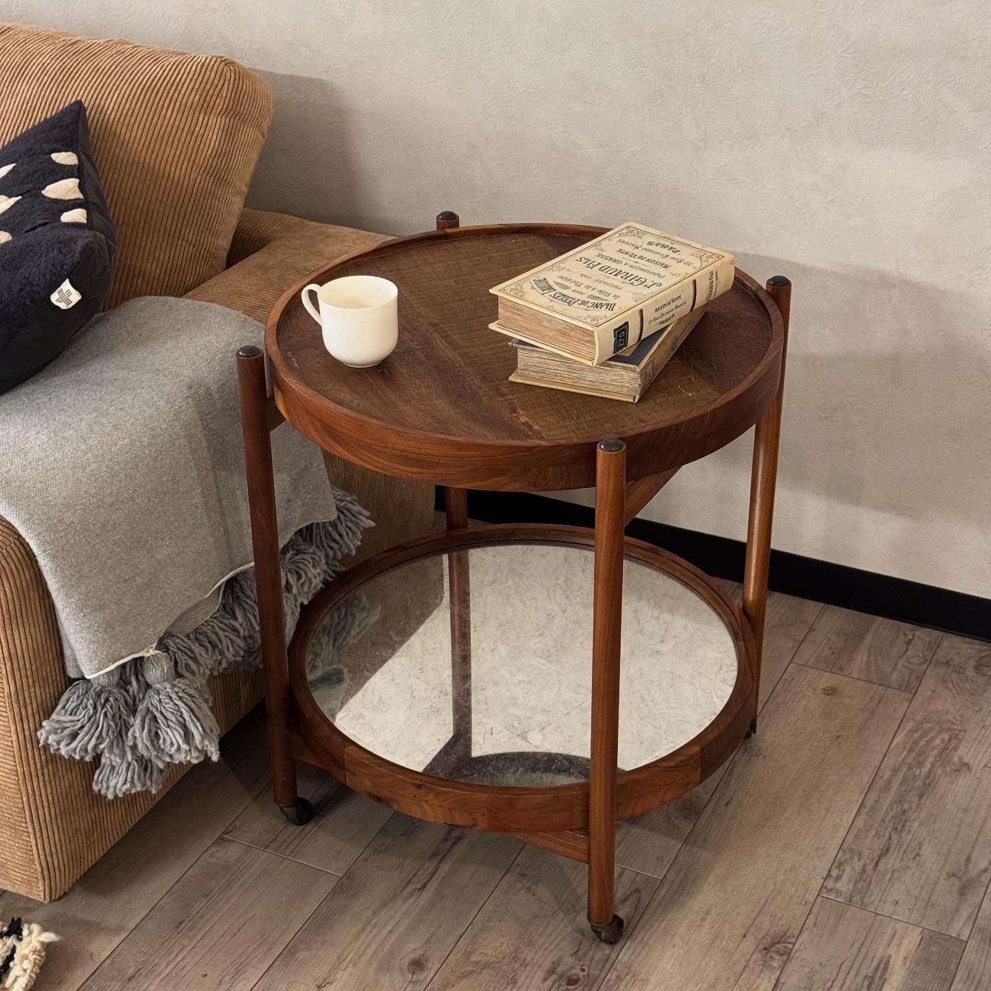 "bina GUS Small Bar Cart" が、空間に洗練された美しさを添える。
