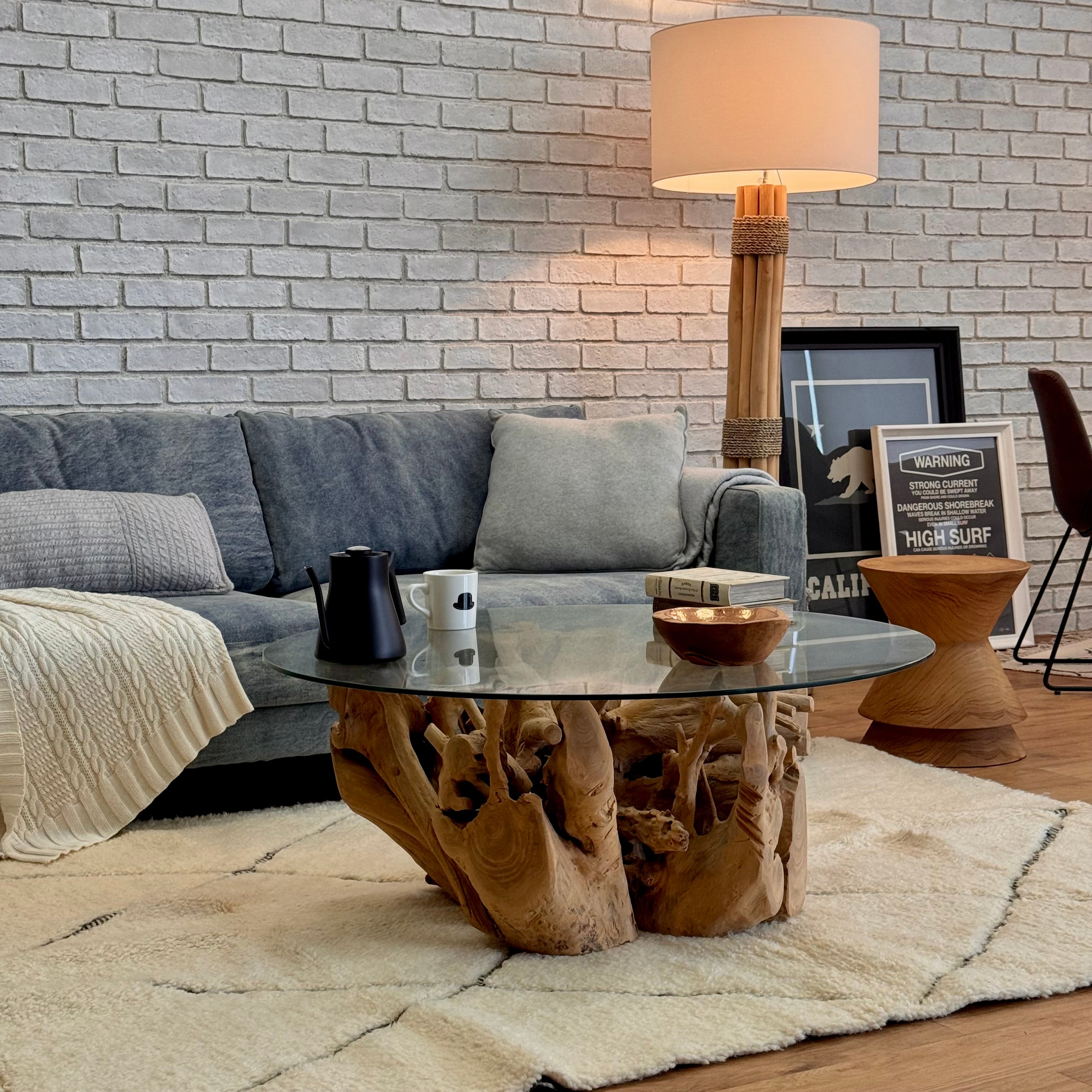 dareels TOOR COFFEE TABLE(トアー コーヒーテーブル)丸ガラス天板とチーク古材ベースのローテーブルをリビングに設置した全体写真