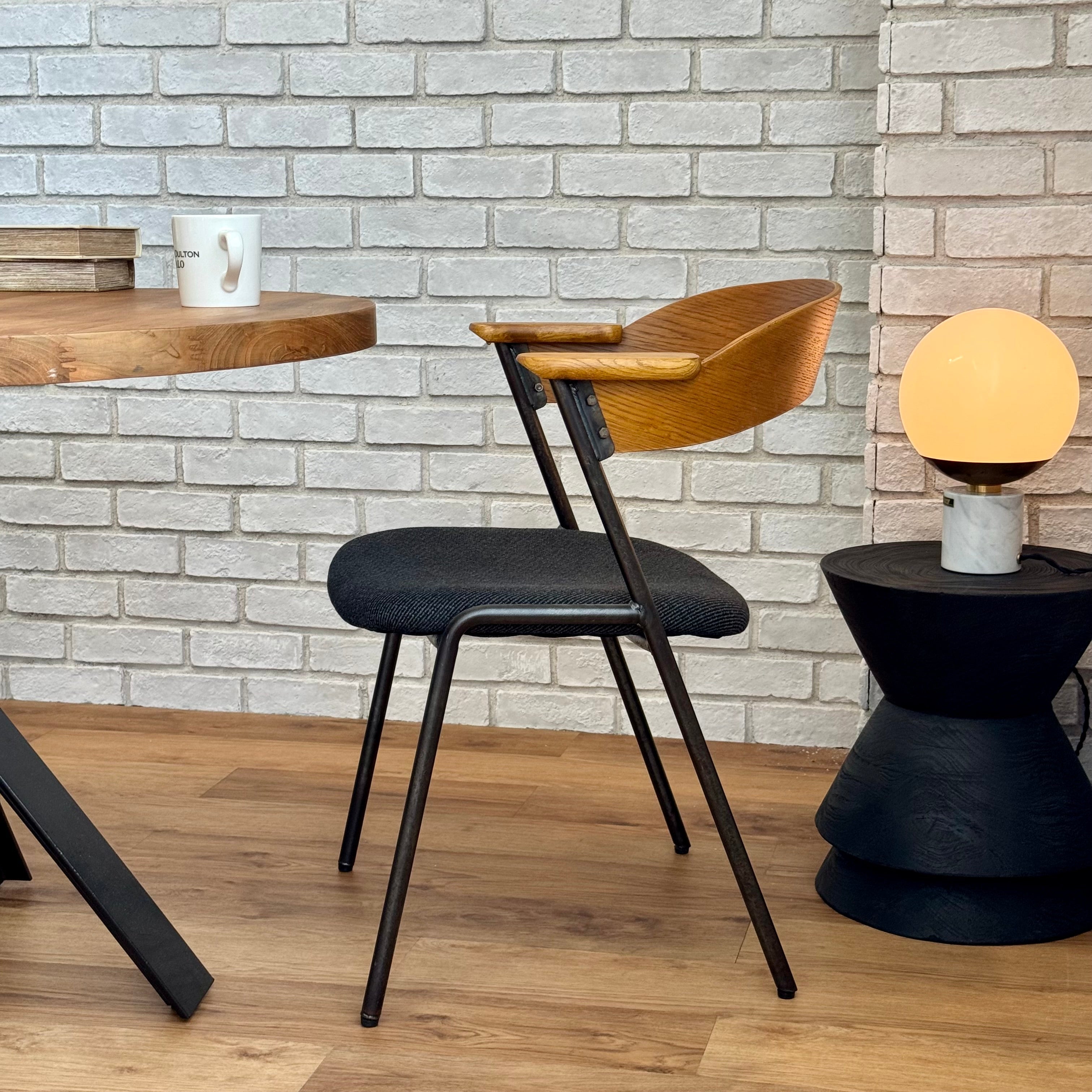 ラウンドに映える軽やかさ|DANIS SHORT ARM CHAIR/a.depeche