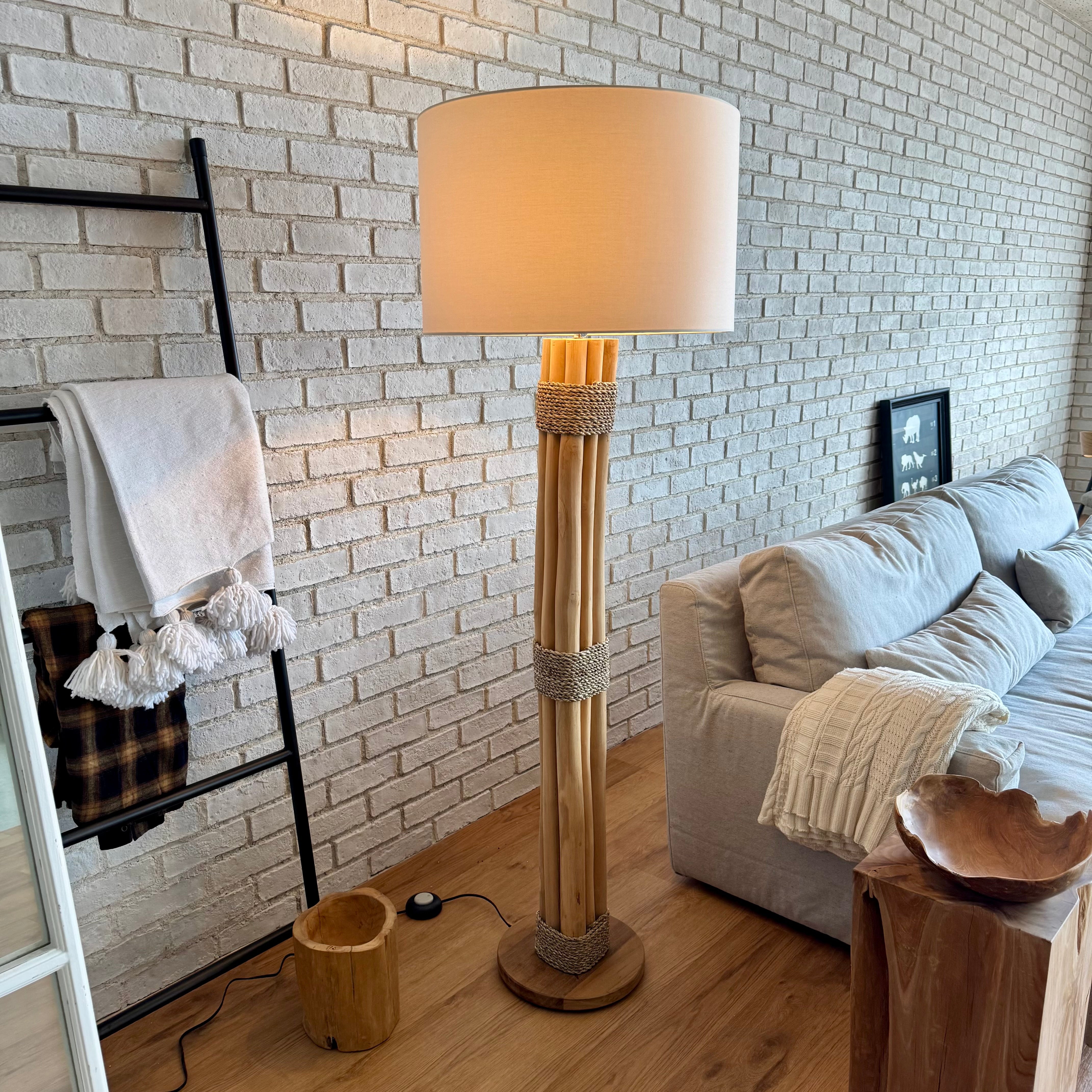 束ねた木の縦ラインで、灯りを添える|TRUNK FLOOR LAMP / dareels