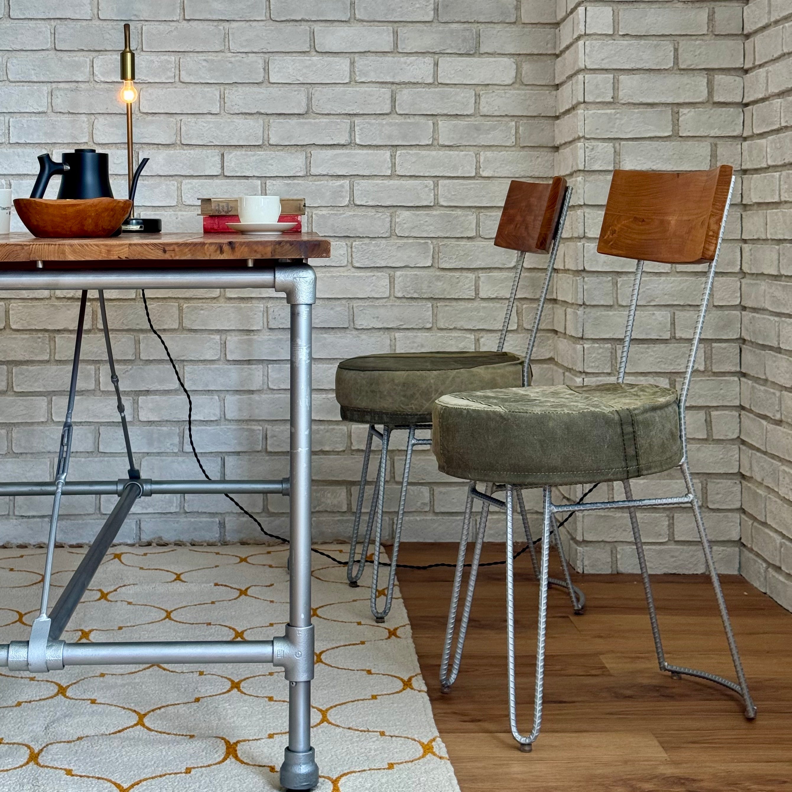 鉄の線が軽さを描く|Campagna Chair SL Military US/d-Bodhi