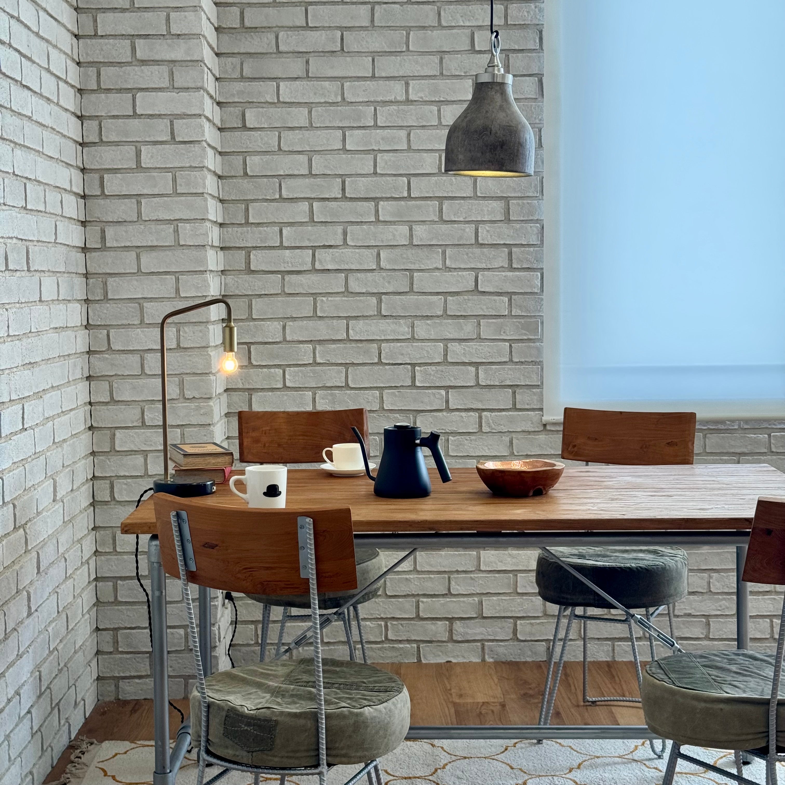 “抜け”で部屋が軽くなるダイニング|TUBE DINING TABLE/d-Bodhi