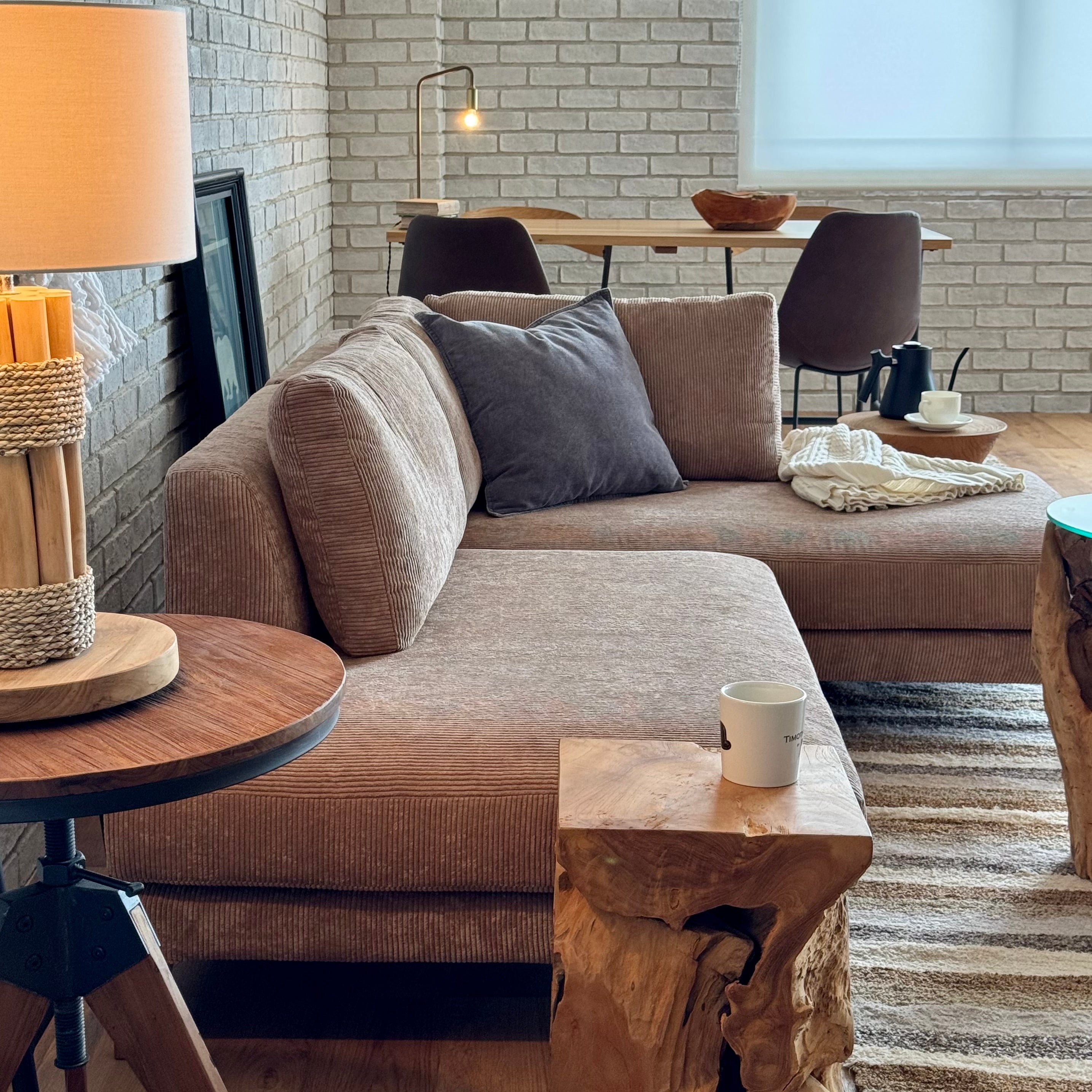 ちょうど良い余白、キャメルの午後|BAY SOFA 64R/BEACH FURNITURE