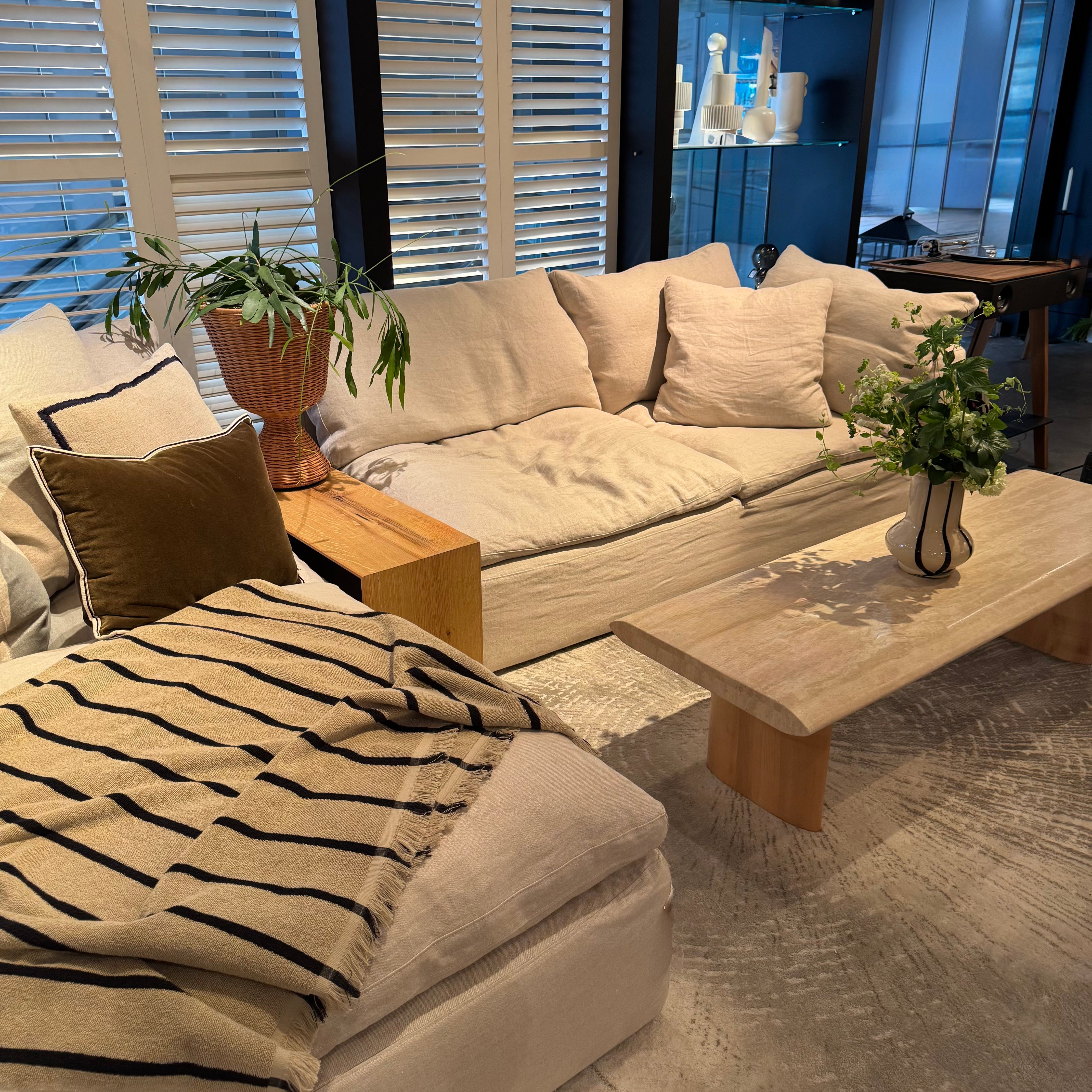 HALO LUSCIOUS セクショナルソファのあるリビング全体。リネンの柔らかな質感と、ローテーブル・ラグを含むコーディネート。