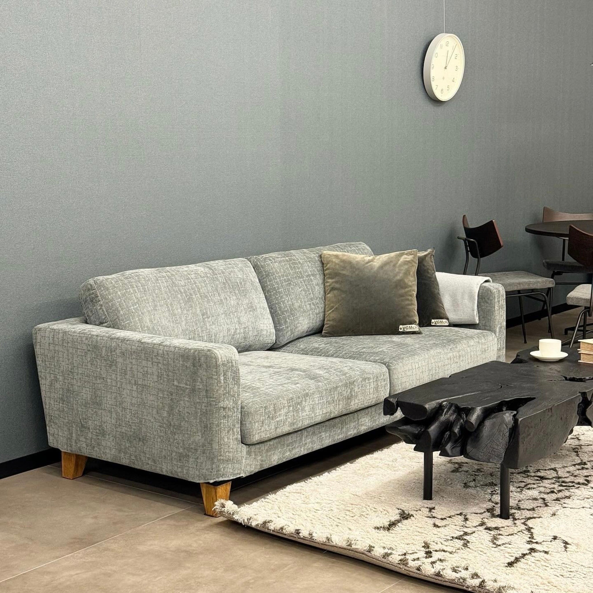 グレーの壁と白いラグ、黒いローテーブルを合わせたBAY SOFA 83 FABRIC GRAYのリビング全体