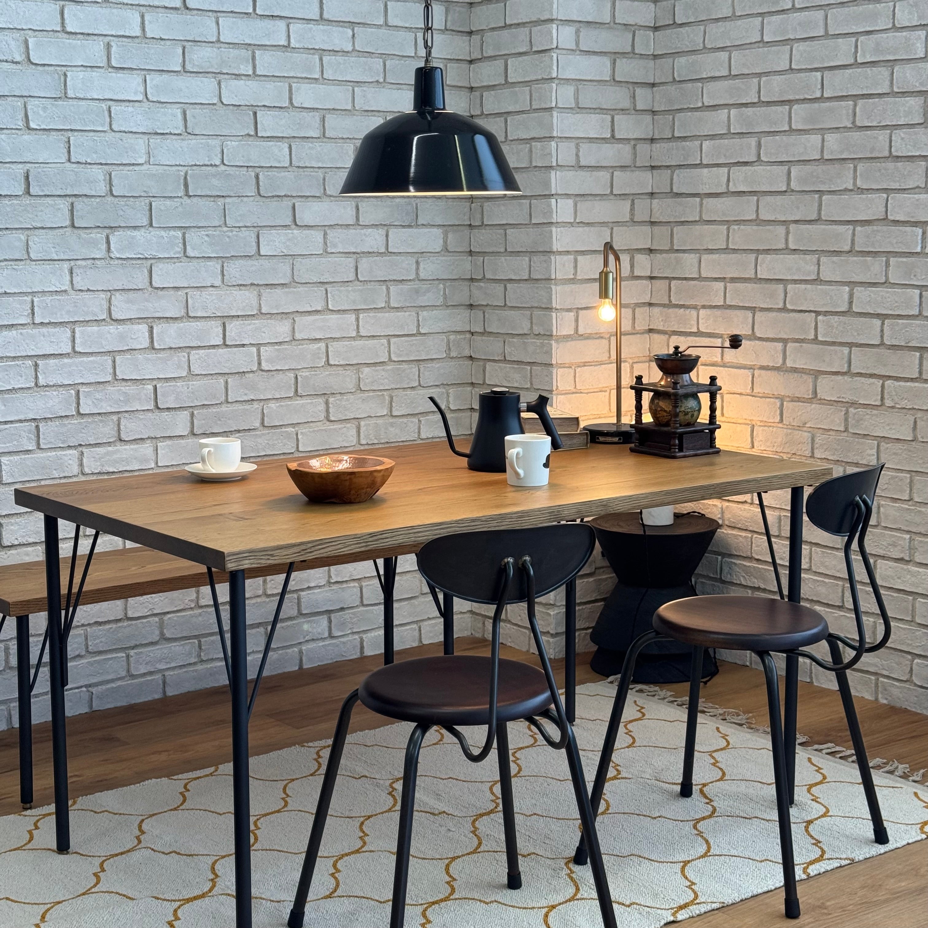 BONDI DINING TABLE 1400 MBR と BONDI DINING BENCH 1200 MBR を合わせたダイニング空間。北米産ホワイトオーク無垢材の木目が美しい天板に、ブラックのアイアン脚とチェアを組み合わせ、幅120cmのベンチがテーブル脚の内側にすっきり収まっている。