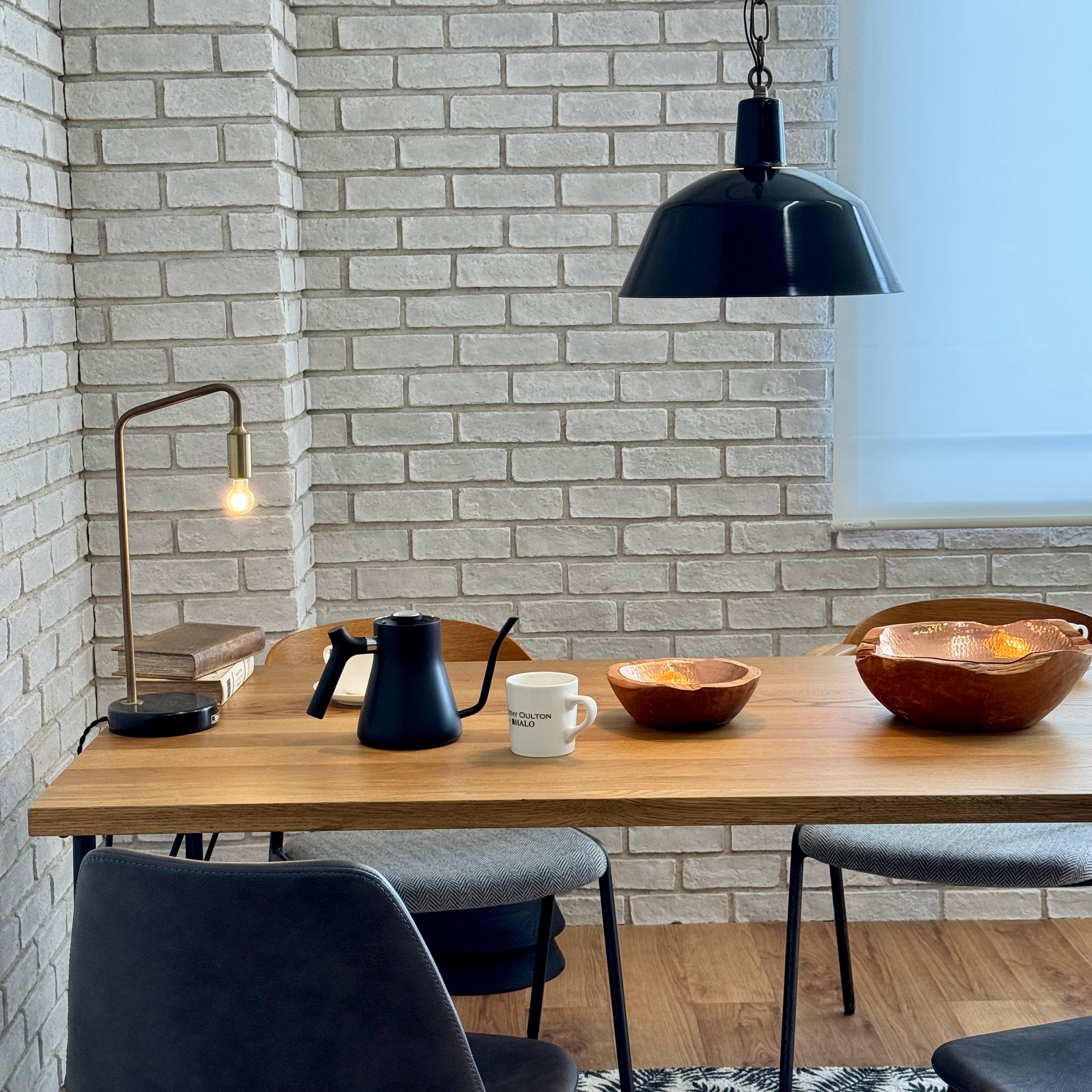 朝の湯気が整えるダイニング|BONDI DINING TABLE 1600/BEACH FURNITURE