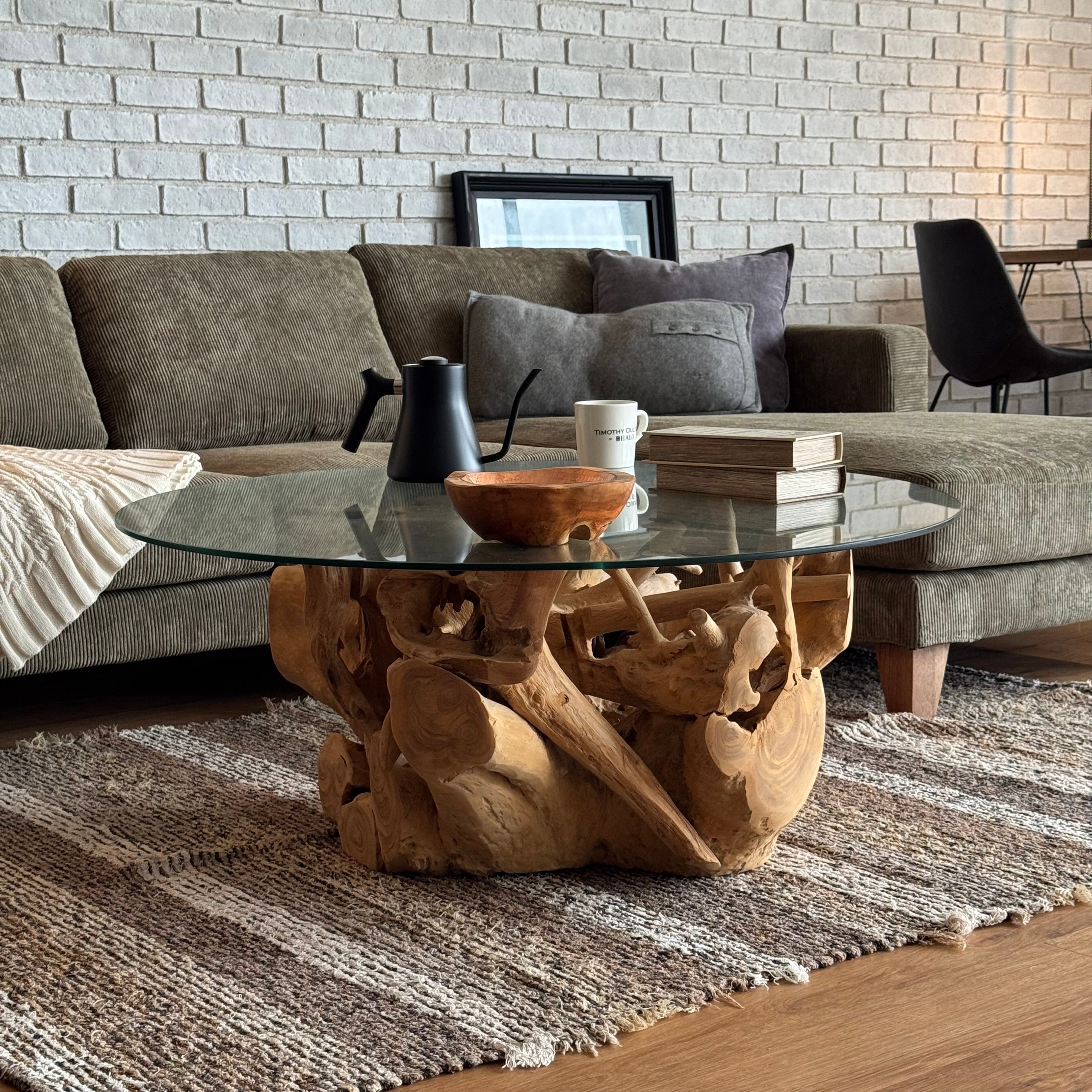 部屋の重心に、静かな彫刻|TOOR COFFEE TABLE/dareels