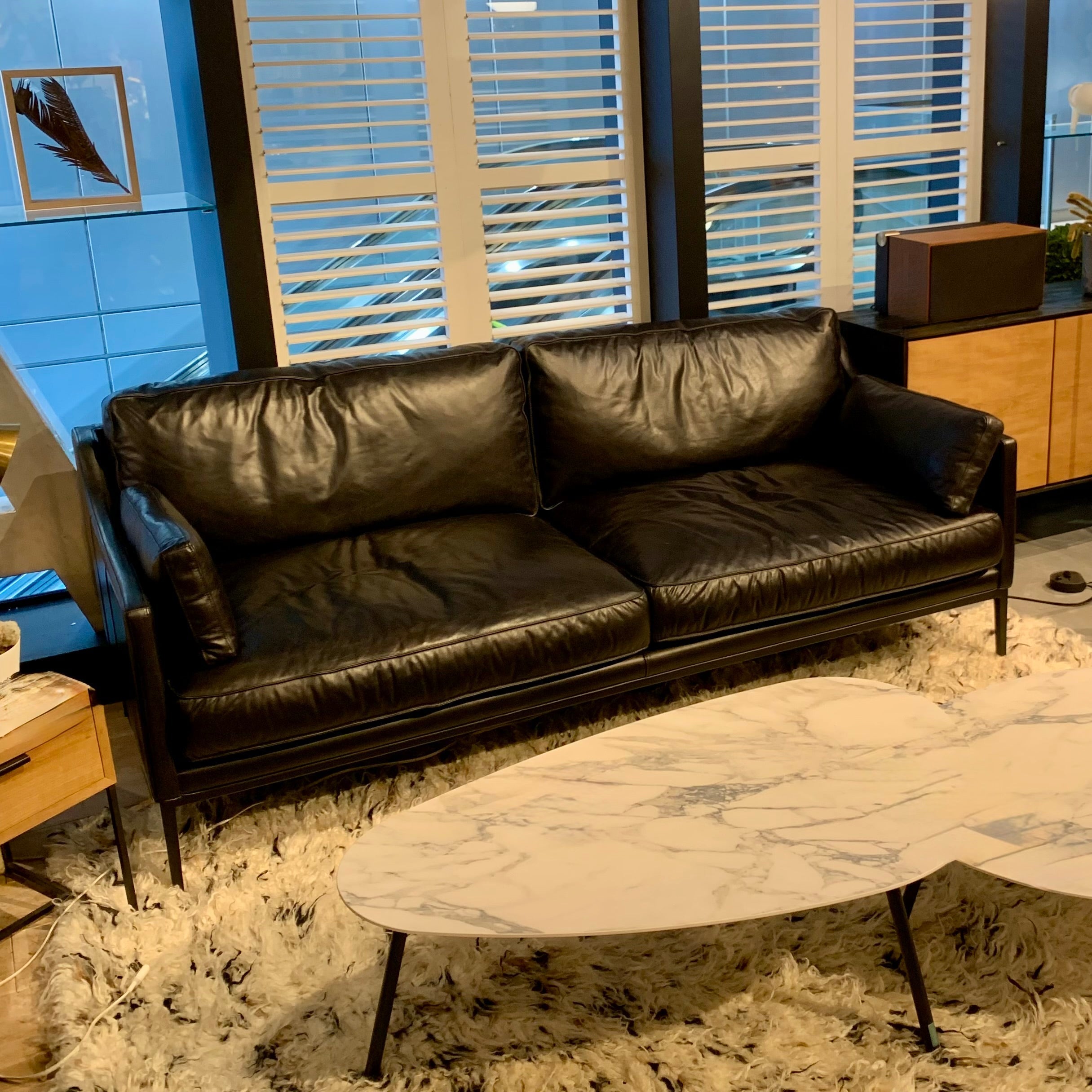 夜の静けさを纏うブラックソファ|DAVIS 2.5P SOFA/XANDER DESIGNS