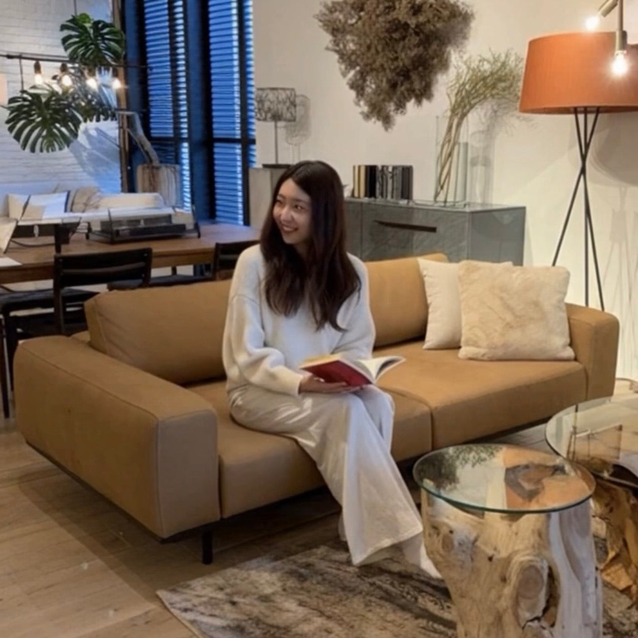 ワイドアンドローで間仕切る大人リビング|RUBY 2.5P SOFA/XANDER DESIGNS