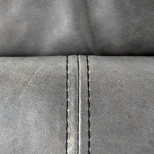 「後姿」もカッコいい。 / HALO LOFFEE 2P SOFA