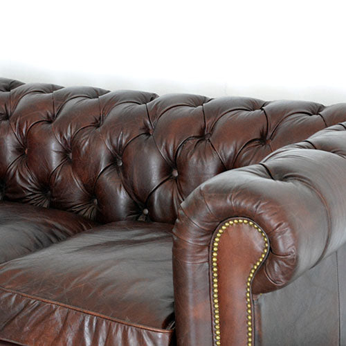 チェスターフィールドでシックに決める。HALO KENSINGTON 2P SOFA BT