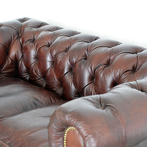 チェスターフィールドでシックに決める。HALO KENSINGTON 2P SOFA BT