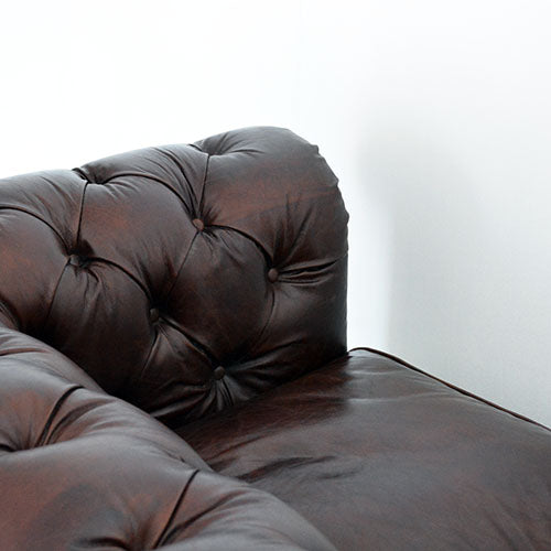 チェスターフィールドでシックに決める。HALO KENSINGTON 2P SOFA BT