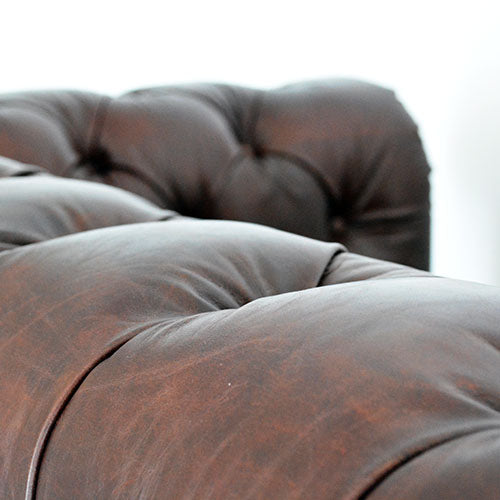 チェスターフィールドでシックに決める。HALO KENSINGTON 2P SOFA BT