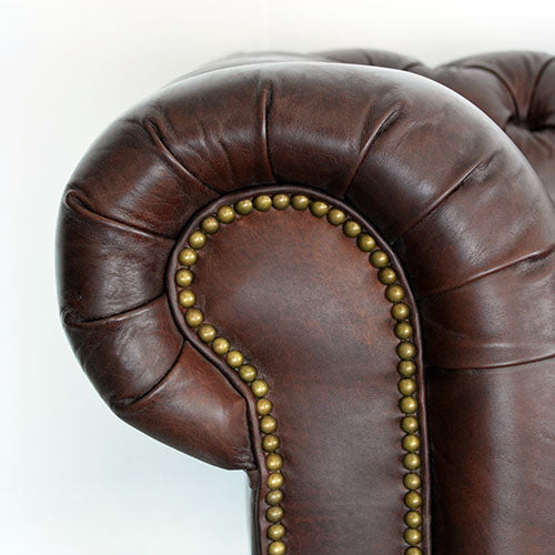 チェスターフィールドでシックに決める。HALO KENSINGTON 2P SOFA BT