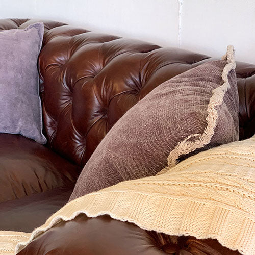チェスターフィールドでシックに決める。HALO KENSINGTON 2P SOFA BT