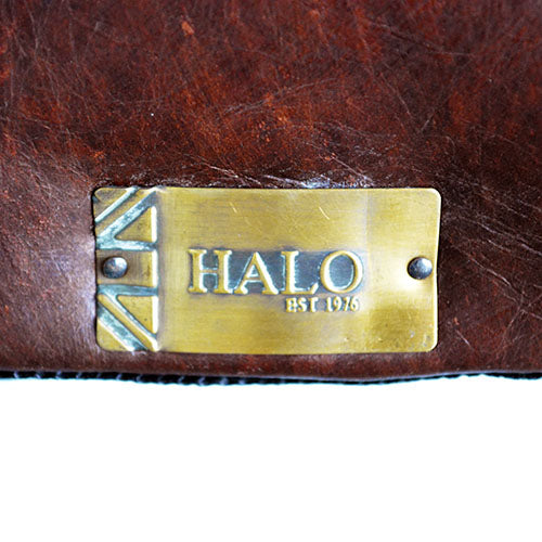 BIKER TAN本革に取り付けられたHALOの真鍮色ブランドプレート