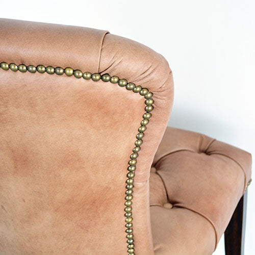 キャメルが上品、チェスターチェア HALO CHESTER CHAIR TINOSSI CAMEL
