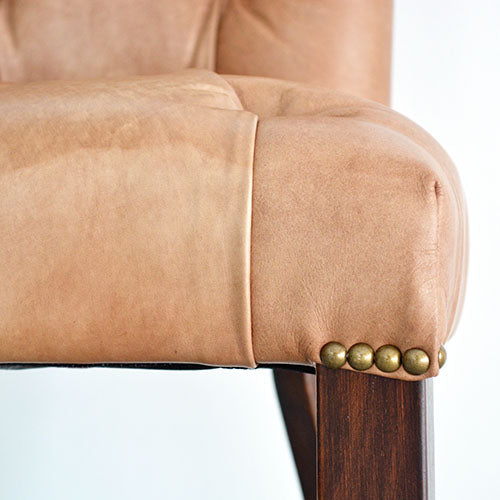 キャメルが上品、チェスターチェア HALO CHESTER CHAIR TINOSSI CAMEL