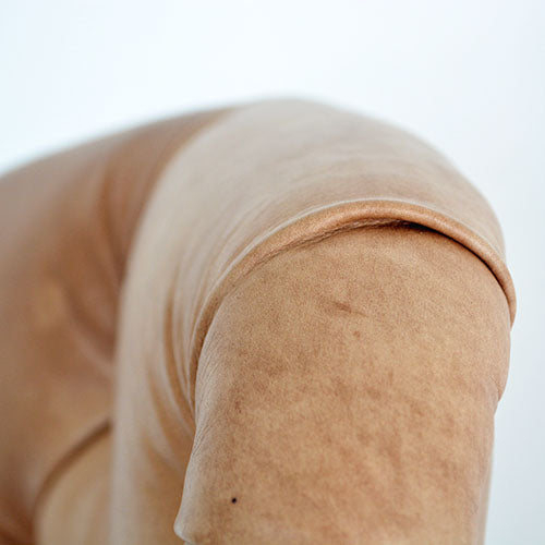 キャメルが上品、チェスターチェア HALO CHESTER CHAIR TINOSSI CAMEL