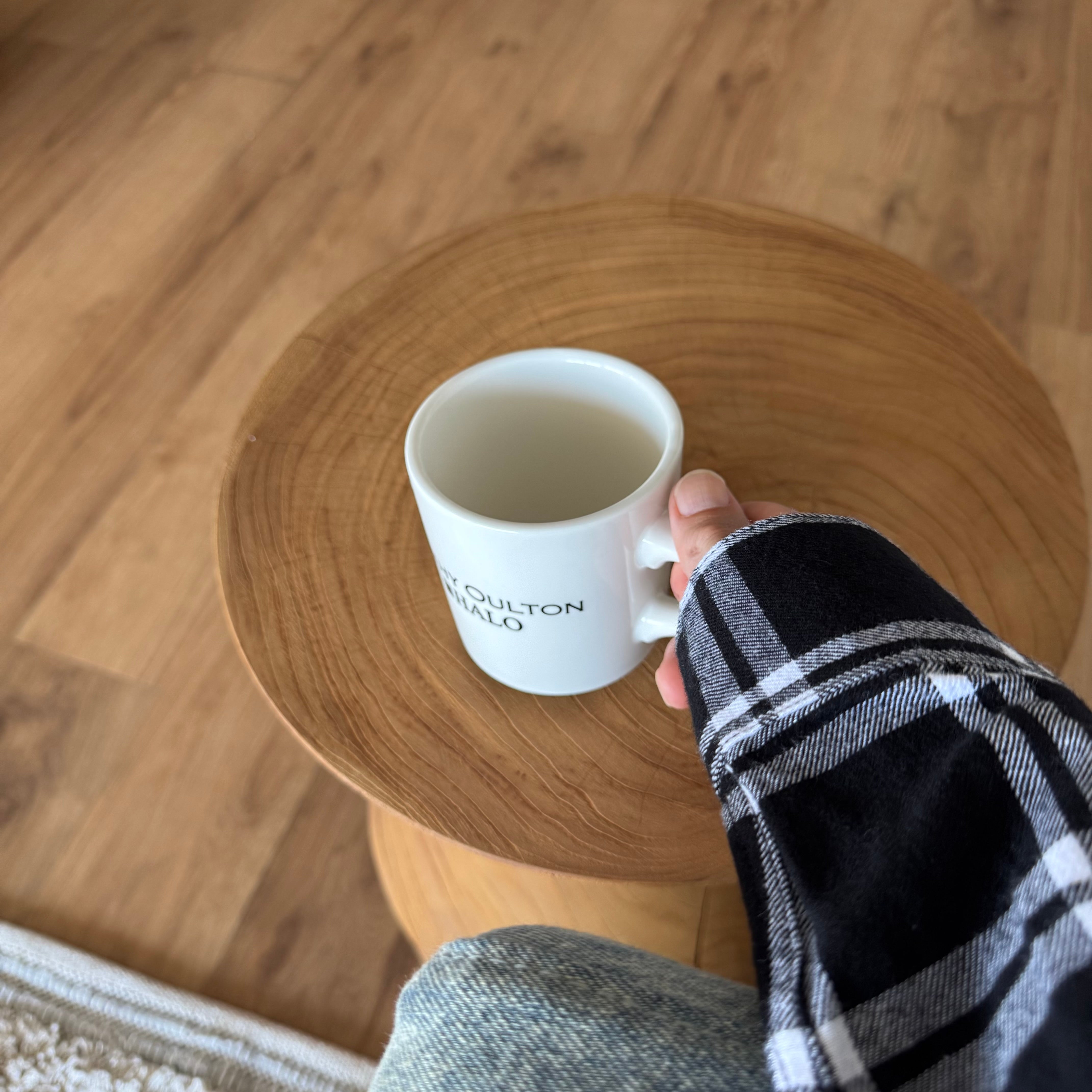 DIAVOLO STOOL NT/dareels|視点イメージ(POV)|天面にマグを置いたサイズ感