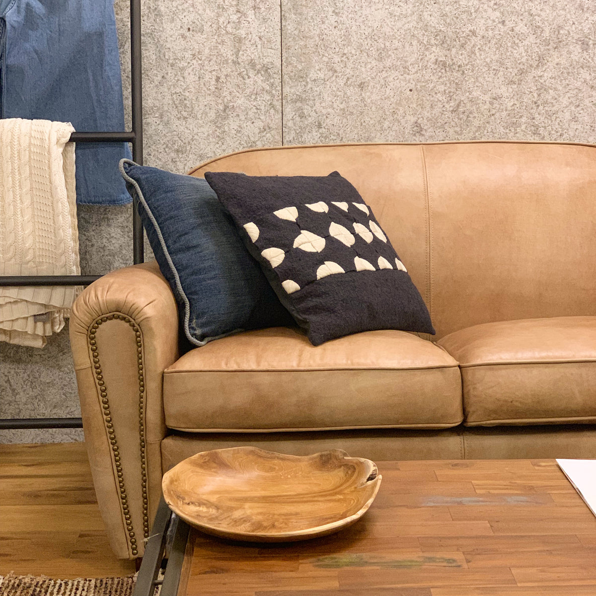 室内で見たFLEAMARKET 2P SOFAの2人掛け座面と丸みのあるアーム