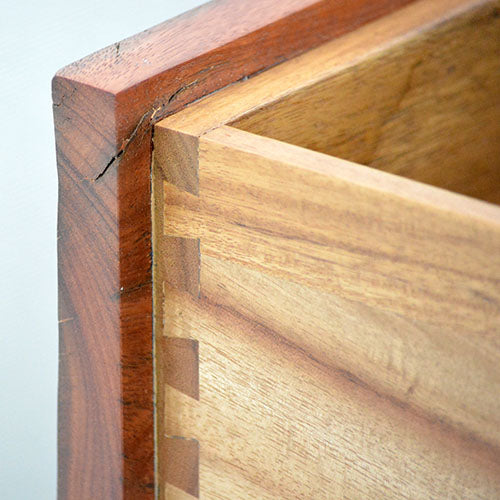 この一台が空間を劇的に変化させる bina JULIAN SMALL DRESSER