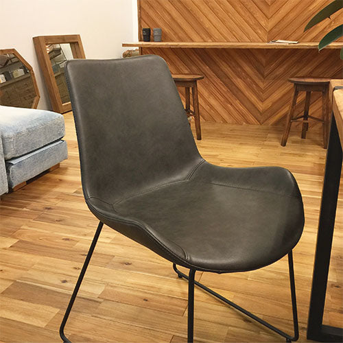 マットな質感に惚れた。/ a.depeche PUNISH wing chair DBR