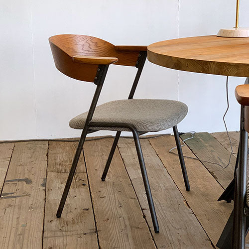 木と鉄の密接な関係。/ a.depeche danis short arm chair BR-CGY
