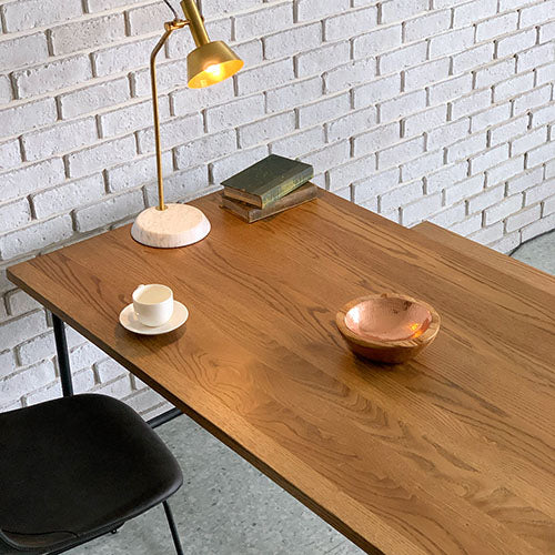 BYRON DINING TABLE 1500 MBR/BEACH FURNITURE|使用イメージ(白レンガ・天板)|ホワイトオーク無垢材天板と照明の景色