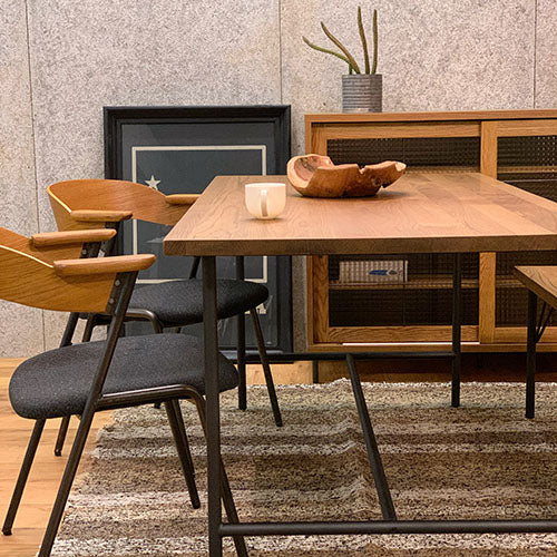 BYRON DINING TABLE 1500 MBR/BEACH FURNITURE|使用イメージ(別シーン・チェア)|ホワイトオーク無垢材天板×黒スチール脚