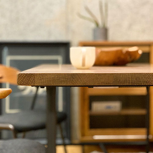 BYRON DINING TABLE 1500 MBR/BEACH FURNITURE|使用イメージ(サイド・被写界深度)|ホワイトオーク無垢材天板の厚み