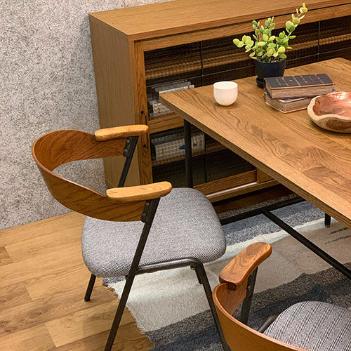 BYRON DINING TABLE 1500 MBR/BEACH FURNITURE|使用イメージ(別シーン・ベンチ)|ホワイトオーク無垢材天板×黒スチール脚