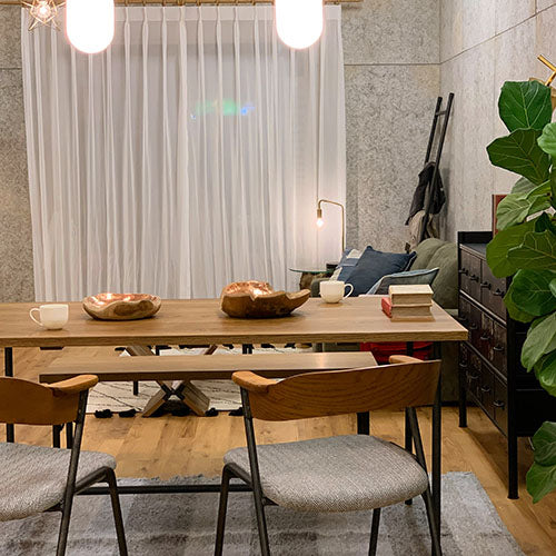 BYRON DINING TABLE 1500 MBR/BEACH FURNITURE|使用イメージ(カーテン背景)|ホワイトオーク無垢材天板×黒スチール脚|4人掛け