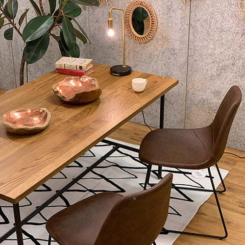 BYRON DINING TABLE 1500 MBR/BEACH FURNITURE|使用イメージ(天板寄り・チェア)|ホワイトオーク無垢材天板×黒スチール脚