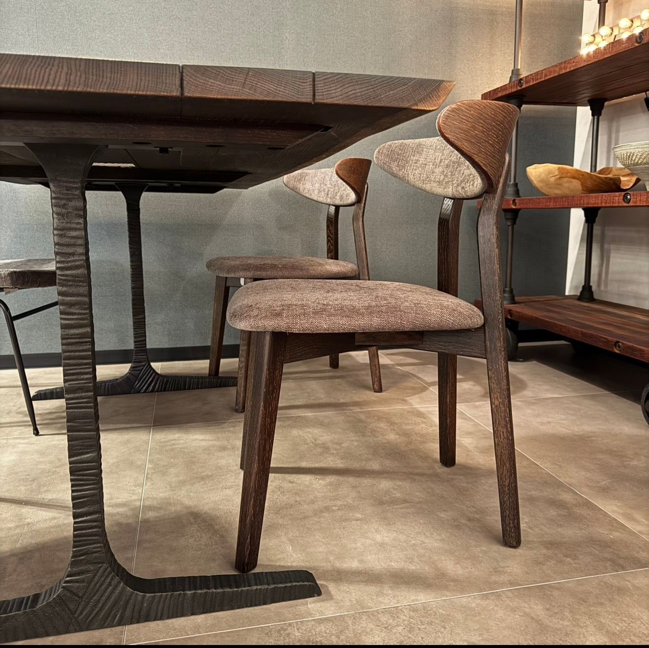 無垢材×黒脚で空間を引き締める 180cmダイニングテーブル|T-LEG DINING TABLE/SQUARE ROOTS