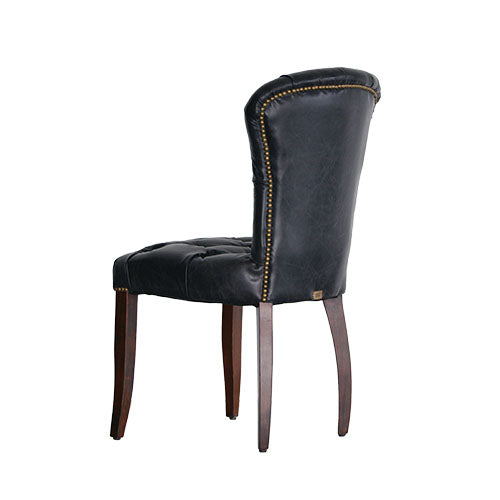 斜め後ろから見たCHESTER CHAIR OLD SADDLE BLACKの背面と木製脚