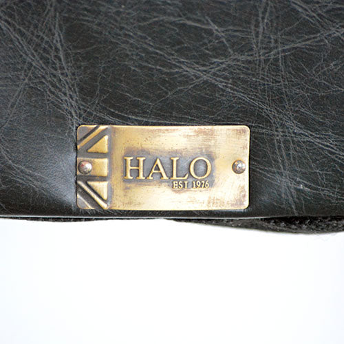 OLD SADDLE BLACK本革に取り付けられたHALOの真鍮色ブランドプレート