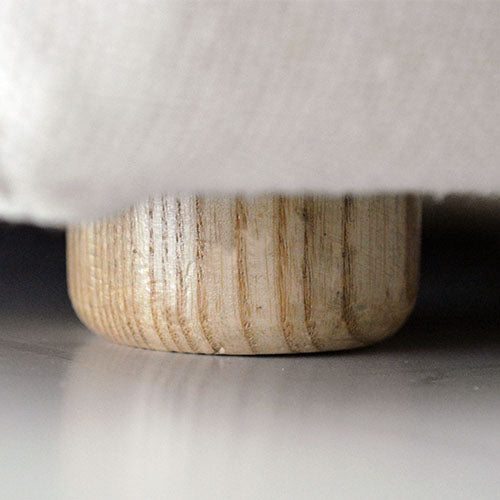 脚部アップ(アッシュ材の脚/床からの抜け感)