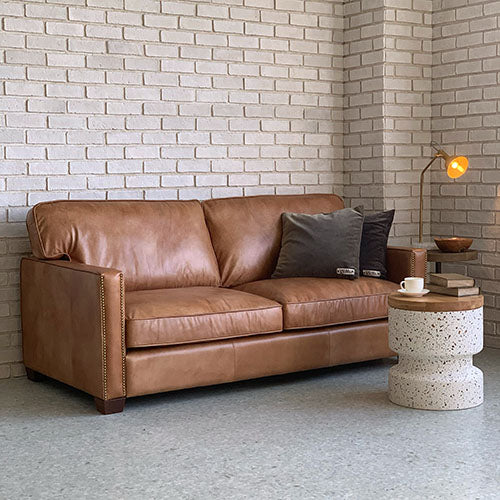 品良くまとめるイギリスモダン。 HALO NEWCOUNTHENRY SOFA