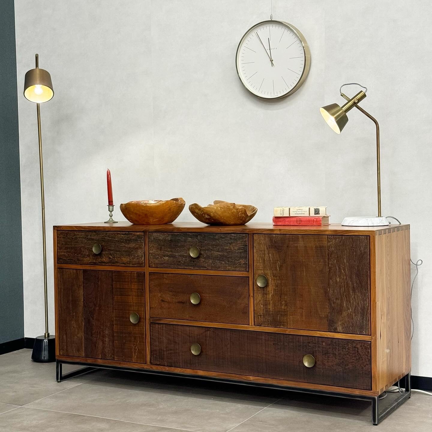 RILEY DRESSERを壁面に設置し、照明や器を天板に飾った使用イメージ