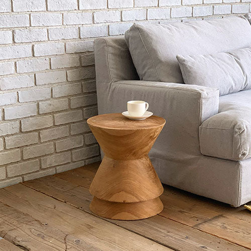 DIAVOLO STOOL NT/dareels|リビングでの設置イメージ|ソファ横に置いた距離感