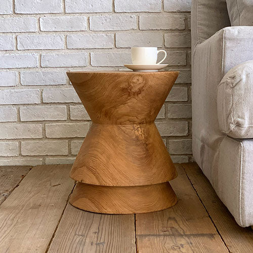 DIAVOLO STOOL NT/dareels|ソファ横のサイドテーブル使用例|マグを置いたサイズ感