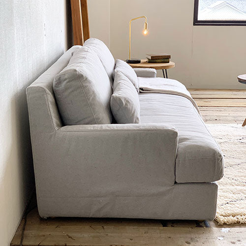 グレー系インテリアにアクセントをプラス。 / HALO PANAMA 3P SOFA PHOENIX UPCYCLED GREY